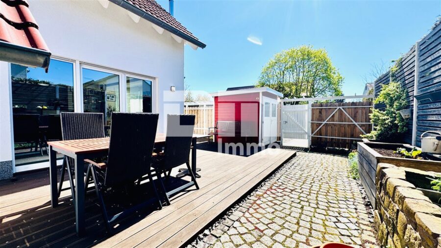 Modernes Familienglück nahe KfW 55-Standard mit Terrasse, Carport und Parkplatz - Terrasse / Gartenhaus / Separater Zugang